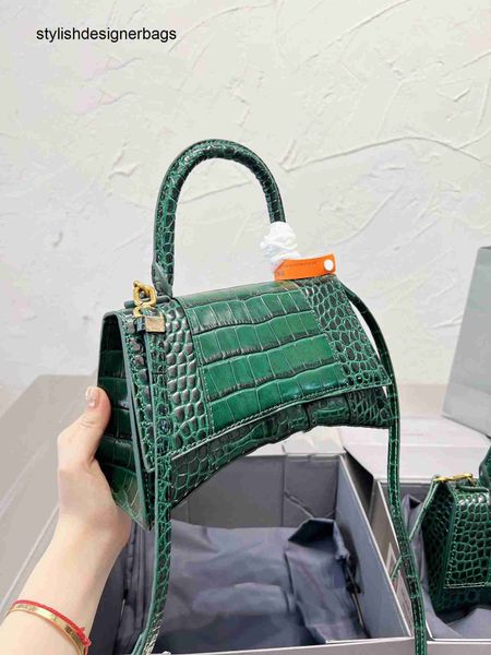 classic hourglass bag crocodile print luxury tote leather single shoulder bag crossbody bag designer women bag metal locking buckle design 4
classic hourglass bag crocodile print luxury tote leather single shoulder bag crossbody bag designer women bag metal locking buckle design 4