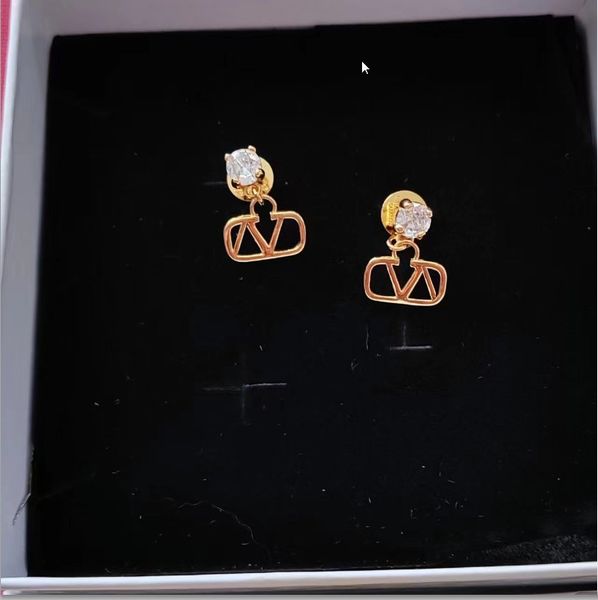 designer earring letter v logo stud earing luxury women fashion hoop jewelry metal earring sdgsdgd, Golden;silver
designer earring letter v logo stud earing luxury women fashion hoop jewelry metal earring sdgsdgd, Golden;silver