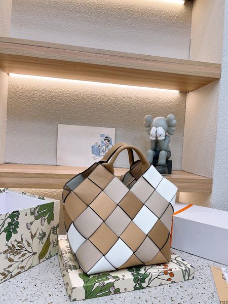2023 l-brand 24/19cm 5a women cowhide leather shoulder handbag portable cross-body surplus leather woven basket checkerboard bag
2023 l-brand 24/19cm 5a women cowhide leather shoulder handbag portable cross-body surplus leather woven basket checkerboard bag