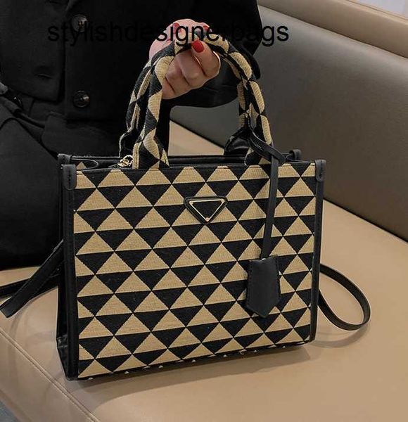luxurys designers shoulder handbag bag purse women with letters crossbody canvas shoulders lady tote chains handbags bags 48/23
luxurys designers shoulder handbag bag purse women with letters crossbody canvas shoulders lady tote chains handbags bags 48/23