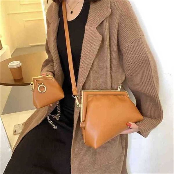 30% off handbag 2023 new bag women's clip buckle shoulder messenger red irregular cow leather solid color
30% off handbag 2023 new bag women's clip buckle shoulder messenger red irregular cow leather solid color