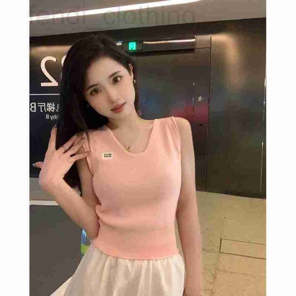 women's knits & tees designer 23ss new v-neck sleeveless vest with waistband ear hem showing white versatile embroidered logo on chest
women's knits & tees designer 23ss new v-neck sleeveless vest with waistband ear hem showing white versatile embroidered logo on chest