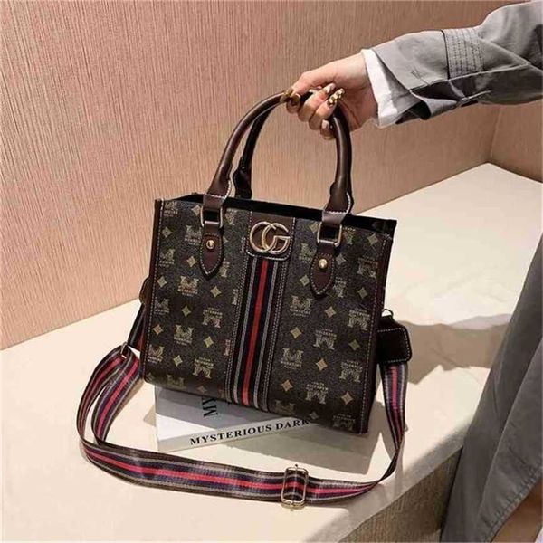 handbag 2023 new bag large capacity women's spring leisure red texture broadband shoulder messenger
handbag 2023 new bag large capacity women's spring leisure red texture broadband shoulder messenger