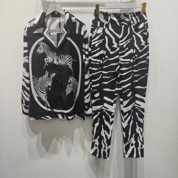 23ss designer brand women shirt trousers suit fashionable zebra print popular shirt set womens clothing, White;black
23ss designer brand women shirt trousers suit fashionable zebra print popular shirt set womens clothing, White;black