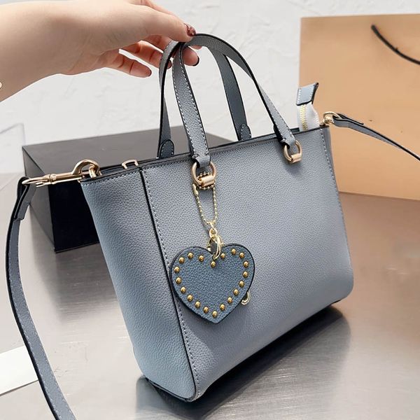 luxurys handbag designer bag shoulder crossbody bags classic leather tote bags brand women purse luxury handle totes simple zipper shopping
luxurys handbag designer bag shoulder crossbody bags classic leather tote bags brand women purse luxury handle totes simple zipper shopping
