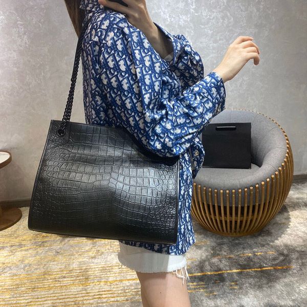 the first layer of leather tote bag leather large-capacity handbag shoulder slung chain bag crocodile pattern commuter handbag
the first layer of leather tote bag leather large-capacity handbag shoulder slung chain bag crocodile pattern commuter handbag