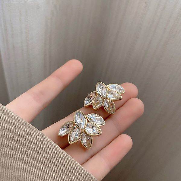s3467 fashion jewelry crystal leaves stud earrings for women s925 silver needle elegant earrings, Golden;silver
s3467 fashion jewelry crystal leaves stud earrings for women s925 silver needle elegant earrings, Golden;silver