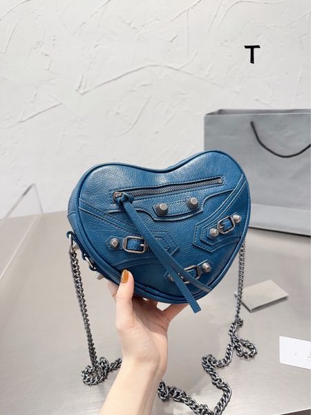 chain bags mini rivet handbag crossbody single shoulder messenger bag women's fashion 2023 spring new oil wax locomotive love style
chain bags mini rivet handbag crossbody single shoulder messenger bag women's fashion 2023 spring new oil wax locomotive love style