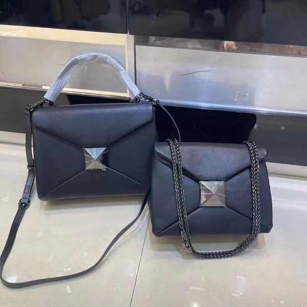 evening bags genuine leather large-capacity square designer handbags large rivet flap fashion shoulder oblique cross women's 230224
evening bags genuine leather large-capacity square designer handbags large rivet flap fashion shoulder oblique cross women's 230224