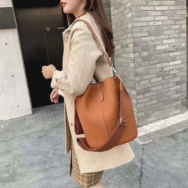 niche design one shoulder bucket bag women's large capacity retro matte pu leather handbag fashion casual broadband crossbody bag
niche design one shoulder bucket bag women's large capacity retro matte pu leather handbag fashion casual broadband crossbody bag