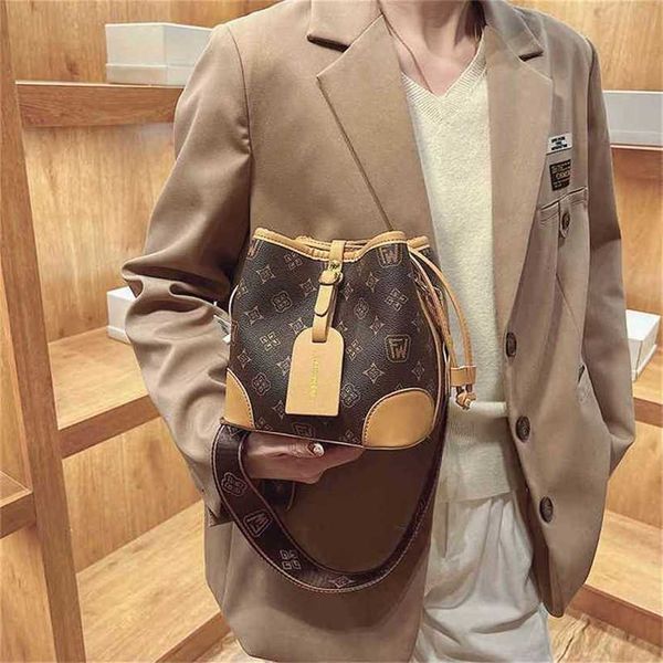 handbag 2023 new bag old flower women's red shoulder bucket drawstring messenger wide belt
handbag 2023 new bag old flower women's red shoulder bucket drawstring messenger wide belt