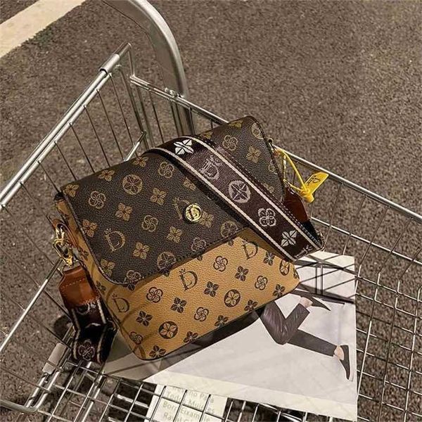 handbag 2023 new bag double color bucket female style vibrato tiktok wide shoulder strap satchel popular in
handbag 2023 new bag double color bucket female style vibrato tiktok wide shoulder strap satchel popular in