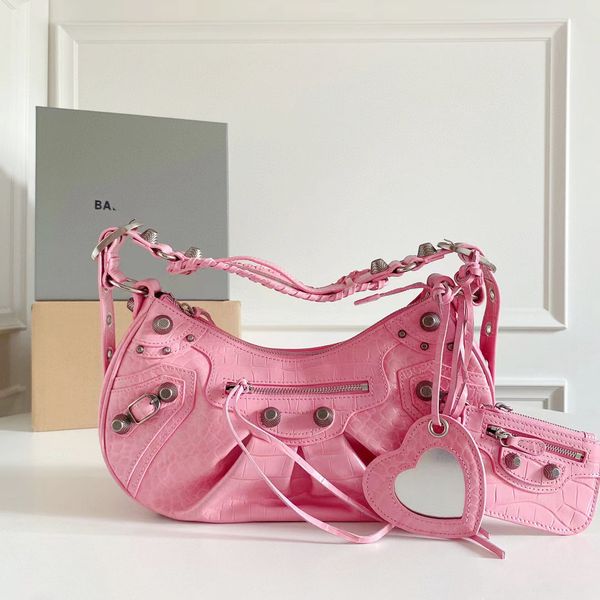 designer bag designer handbag crocodile grain leather pink le cagole half crescent alar make dumplings bag locomotive bag fashion single sho
designer bag designer handbag crocodile grain leather pink le cagole half crescent alar make dumplings bag locomotive bag fashion single sho