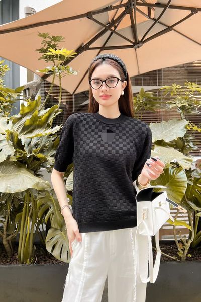228 2023 runway spring summer women sweater white black brand same style sweater sleeveless crew neck fashion clothes weilan
228 2023 runway spring summer women sweater white black brand same style sweater sleeveless crew neck fashion clothes weilan