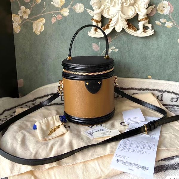 luxury designer cannes bucket bag toiletry kits fashion genuine leather cylinder bags shoulder women's cosmetic wash tote men crossbody
luxury designer cannes bucket bag toiletry kits fashion genuine leather cylinder bags shoulder women's cosmetic wash tote men crossbody