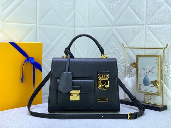 premium leather ladies handbag with one shoulder casual formal armpit straddle classic fashion
premium leather ladies handbag with one shoulder casual formal armpit straddle classic fashion