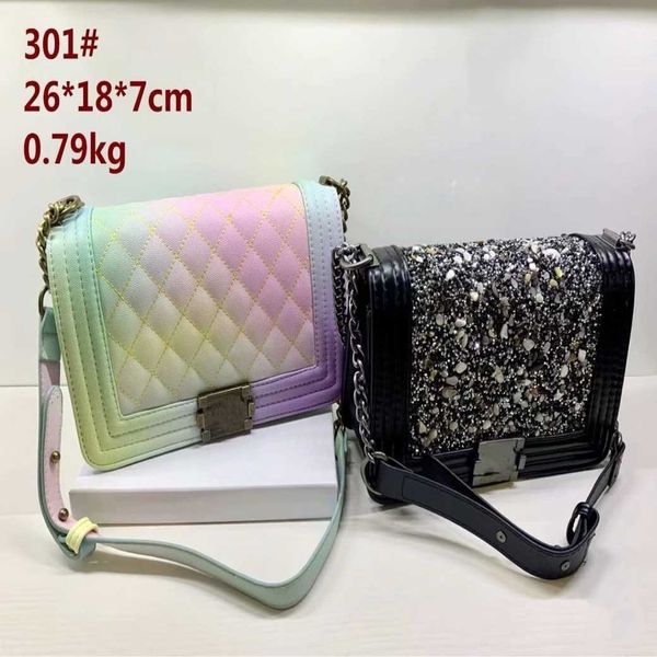 wholesale market 2023 luxury syntic lear zipper pocket in middle the lock catch small square style rhombic soft face messenger baghigh quali
wholesale market 2023 luxury syntic lear zipper pocket in middle the lock catch small square style rhombic soft face messenger baghigh quali