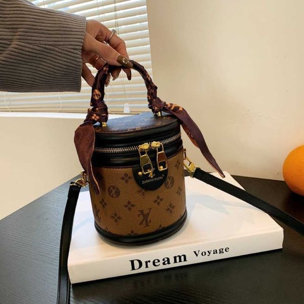 new fashion bag wholesale market women's new print bar handheld yuantong network red temperament color contrast bucket crossbody baghig
new fashion bag wholesale market women's new print bar handheld yuantong network red temperament color contrast bucket crossbody baghig