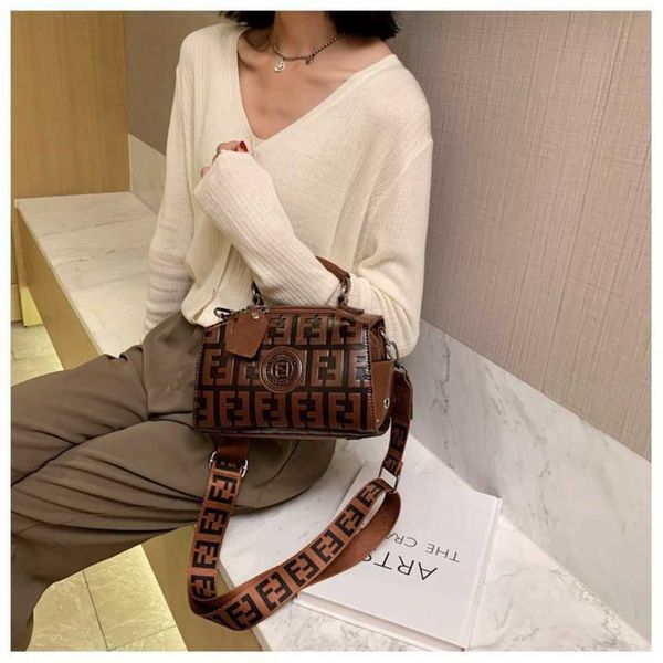 2023 new shoulder bag new in spring and summer women's one shoulder slanting cross portable embossed small square baghigh
2023 new shoulder bag new in spring and summer women's one shoulder slanting cross portable embossed small square baghigh