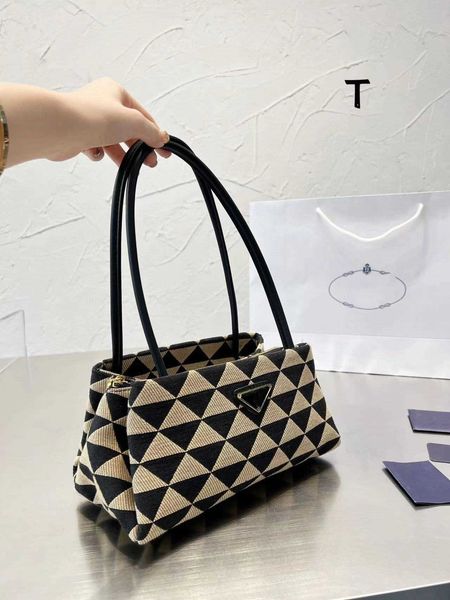 2023 luxury new slim hand fabric diamond geometric canvas simple atmosphere armpit shoulder womens baghigh
2023 luxury new slim hand fabric diamond geometric canvas simple atmosphere armpit shoulder womens baghigh