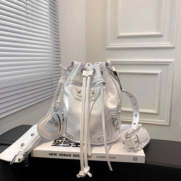 totes 2023 luxury brand bucket designer leather crossbody bags for women handbags fashion shoulder messenger ladies y2302
totes 2023 luxury brand bucket designer leather crossbody bags for women handbags fashion shoulder messenger ladies y2302