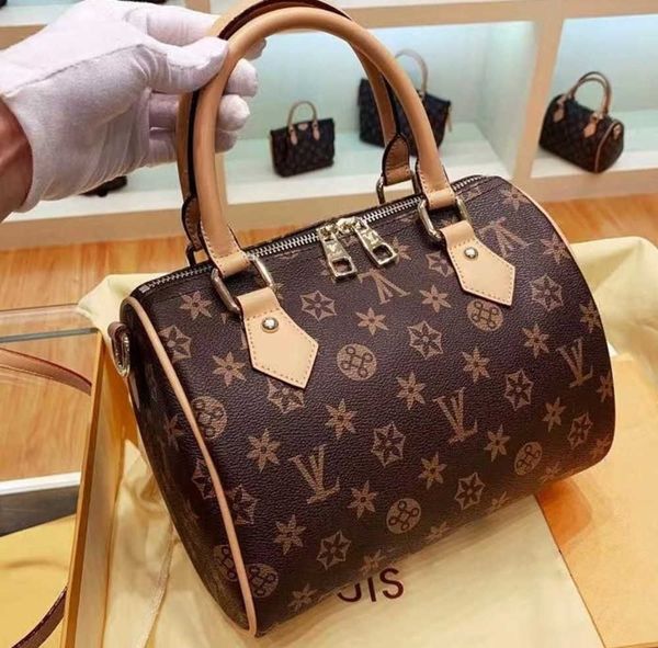 luxurys designers fashion women bag shoulder bags lady totes handbags shoulder bags with key lock shoulder strap dust bag
luxurys designers fashion women bag shoulder bags lady totes handbags shoulder bags with key lock shoulder strap dust bag