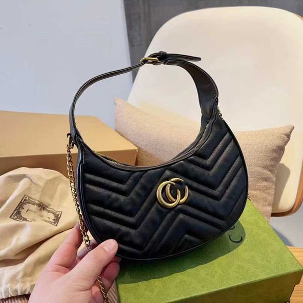 luxury handbag in the spring family's new tote designed by minority people. crescent is simple. the armpit portablehigh
luxury handbag in the spring family's new tote designed by minority people. crescent is simple. the armpit portablehigh