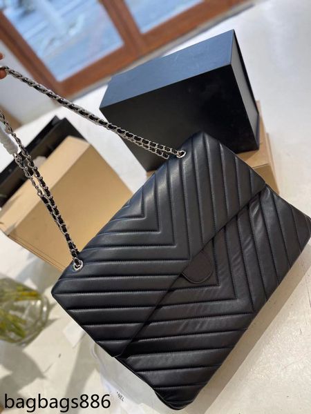 40 cm classic bag giant flap maxi chevron line sewing bag gold and silver hardware chain stitch, designer crossbody shoulder large capacity
40 cm classic bag giant flap maxi chevron line sewing bag gold and silver hardware chain stitch, designer crossbody shoulder large capacity