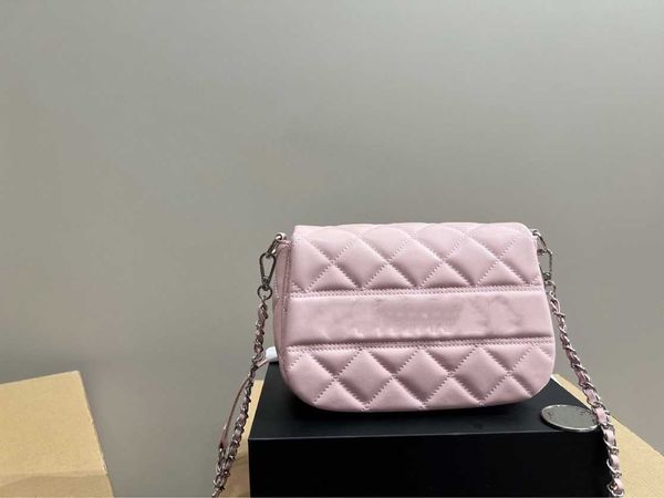 2023 new crossbody bags for female women's autumn winter trend simple cross-body saddle rhombus chain single-shoulder small square bag 
2023 new crossbody bags for female women's autumn winter trend simple cross-body saddle rhombus chain single-shoulder small square bag