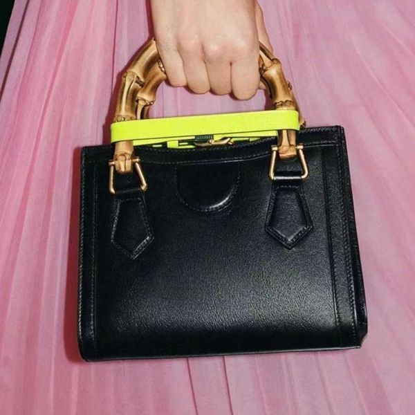 wholesale market 2023 luxury star's same mini tote bamboo cow leather high-grade hand versatile women's baghigh quality
wholesale market 2023 luxury star's same mini tote bamboo cow leather high-grade hand versatile women's baghigh quality