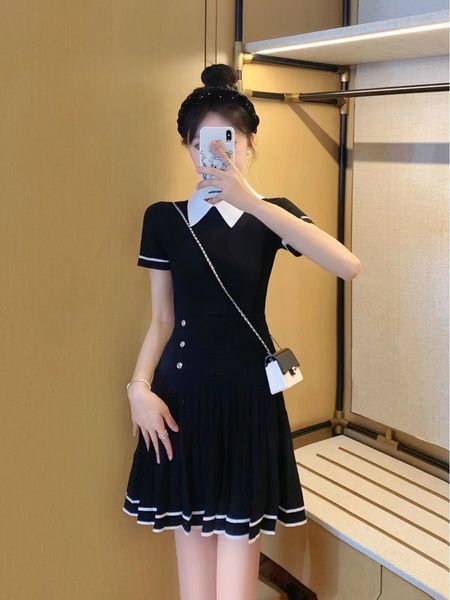 2023 designer knitted pleated dress new metal buckle black and white color bump lapel casual high-quality women's skirt, Black;gray
2023 designer knitted pleated dress new metal buckle black and white color bump lapel casual high-quality women's skirt, Black;gray
