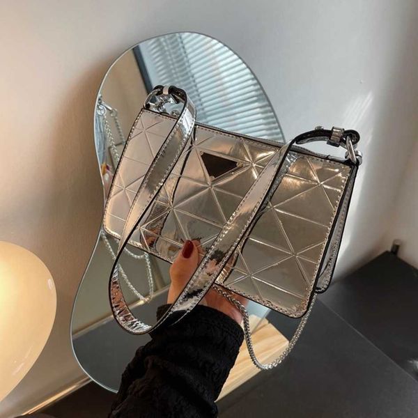 2023 new luxury fashion bag the new chain small square mirror laser underarm is simple and single shoulder oblique span women's baghigh
2023 new luxury fashion bag the new chain small square mirror laser underarm is simple and single shoulder oblique span women's baghigh