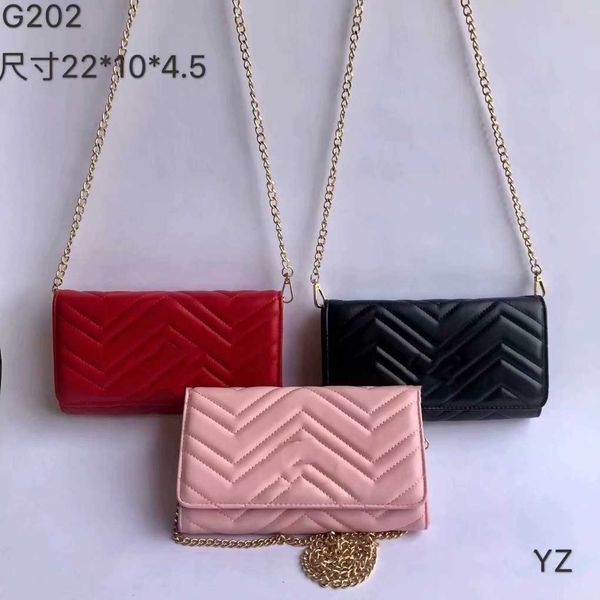 80% 2023 luxury summer single inner patch pink horizontal magnetic buckle style chain small square baghigh quality
80% 2023 luxury summer single inner patch pink horizontal magnetic buckle style chain small square baghigh quality