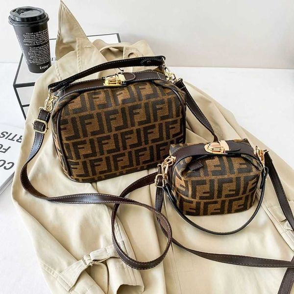 80% 2023 luxury french stick lunch box bento walking single net red boston pillow portable messengerhigh quality
80% 2023 luxury french stick lunch box bento walking single net red boston pillow portable messengerhigh quality