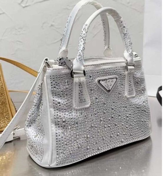 2023 classics new womens designers tote shouler bags crystal embellished satin handbags ladies fashion underarm purses bling designer bag
2023 classics new womens designers tote shouler bags crystal embellished satin handbags ladies fashion underarm purses bling designer bag