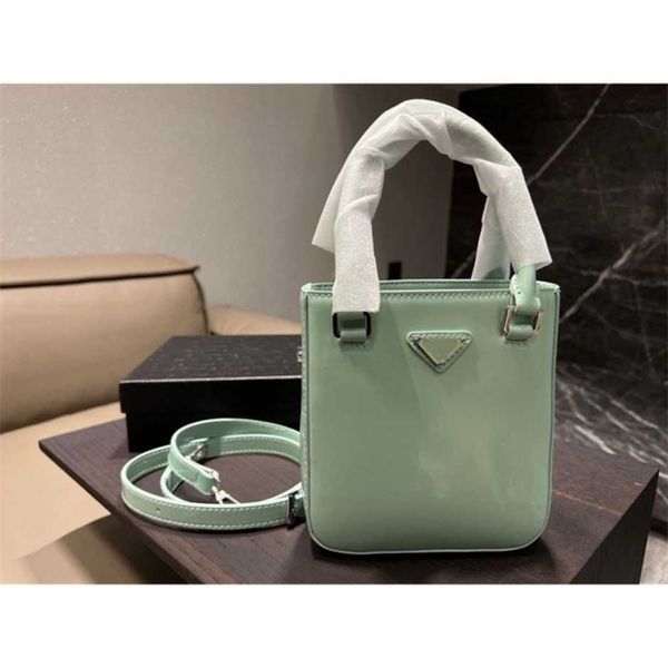 2023 new luxury fashion bag open bead inverted tote with bright paint surface single hand vertical piano scorehigh
2023 new luxury fashion bag open bead inverted tote with bright paint surface single hand vertical piano scorehigh