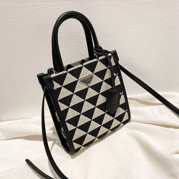 2023 new luxury fashion bag casual and high-grade handbag women's new simple mini chessboard temperament messenger baghigh
2023 new luxury fashion bag casual and high-grade handbag women's new simple mini chessboard temperament messenger baghigh