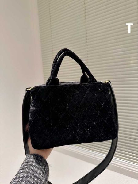 female bags 2023 canvas hand women's large capacity fashionable velvet shopping tote bag ladies crossbody tote handbags for women
female bags 2023 canvas hand women's large capacity fashionable velvet shopping tote bag ladies crossbody tote handbags for women