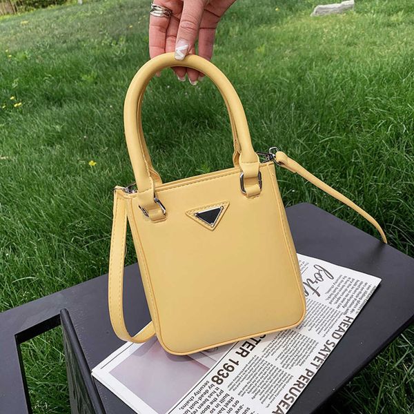 new fashion bag wholesale market new mobile phone with one shoulder messenger simple women's inverted solid color comfortable portable
new fashion bag wholesale market new mobile phone with one shoulder messenger simple women's inverted solid color comfortable portable