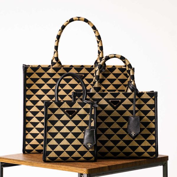 80% 2023 luxury family's new embroidery tote canvas shopping mini hand one shoulder messenger femalehigh quality
80% 2023 luxury family's new embroidery tote canvas shopping mini hand one shoulder messenger femalehigh quality