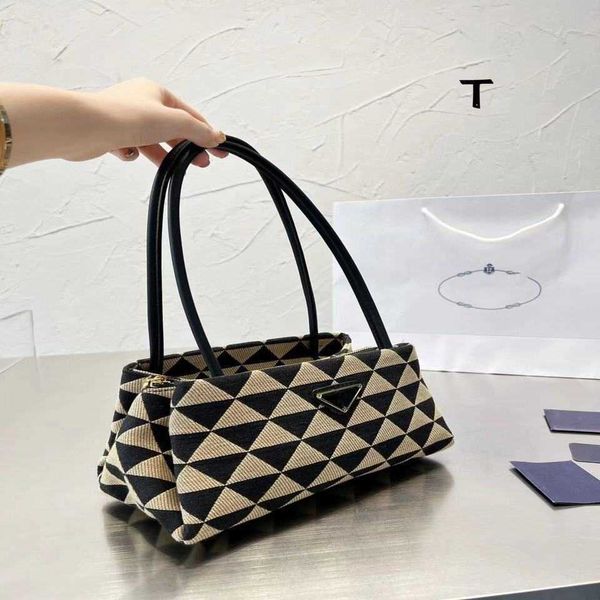 2023 new shoulder bag new slim hand fabric diamond geometric canvas simple atmosphere armpit shoulder women's baghigh
2023 new shoulder bag new slim hand fabric diamond geometric canvas simple atmosphere armpit shoulder women's baghigh