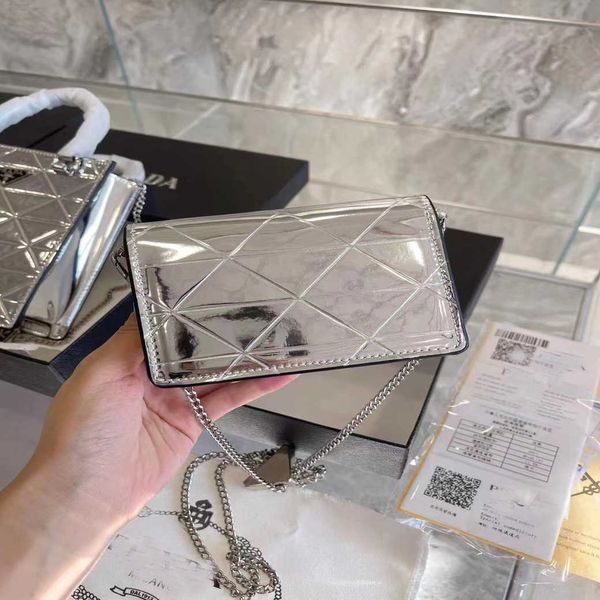 wholesale market 2023 luxury new mirror diamond silver small square mouth red one shoulder crossbody chain adjustable gift boxhigh quality
wholesale market 2023 luxury new mirror diamond silver small square mouth red one shoulder crossbody chain adjustable gift boxhigh quality