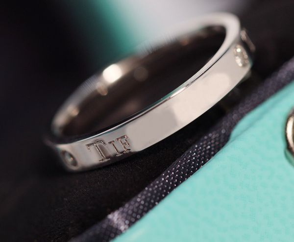2023 luxury quality charm band ring with diamond and words in two colors plated have velet bag ps3773, Silver
2023 luxury quality charm band ring with diamond and words in two colors plated have velet bag ps3773, Silver