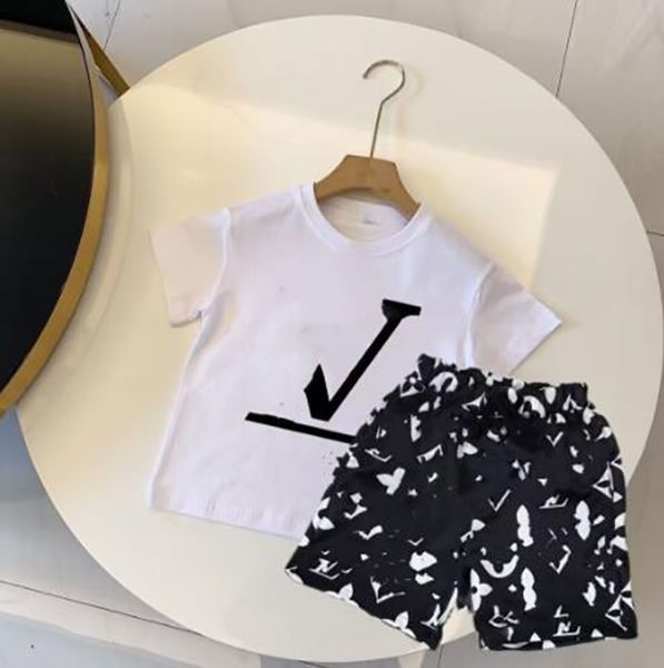 2022ss child designer clothe sets childrens kids short sleeve t-shirt print shorts set suit brand boys clothing cotton tees size black white
2022ss child designer clothe sets childrens kids short sleeve t-shirt print shorts set suit brand boys clothing cotton tees size black white