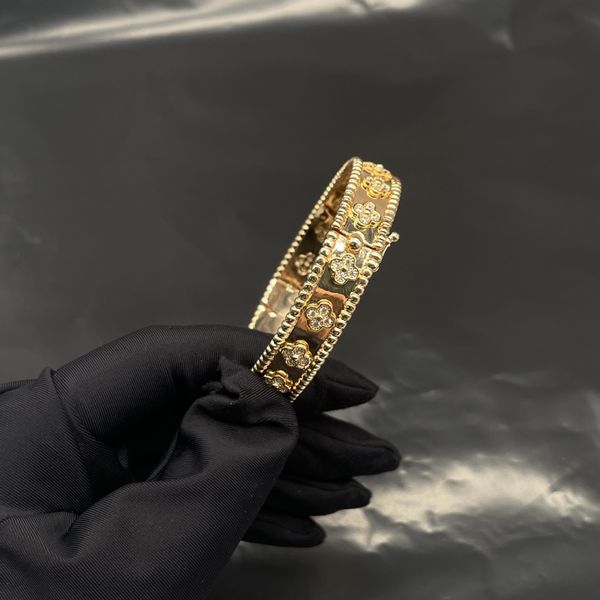 light luxury starry kaleidoscope wide and narrow version bracelet, diamond inlaid fadeless four-leaf grass, fashion bracelet, Golden;silver
light luxury starry kaleidoscope wide and narrow version bracelet, diamond inlaid fadeless four-leaf grass, fashion bracelet, Golden;silver