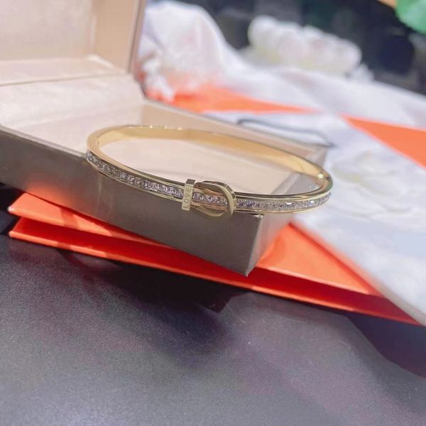 High-quality designer micro-set zircon noble temperament design bracelet sterling silver bracelet Valentine's Day dance gift wholesale