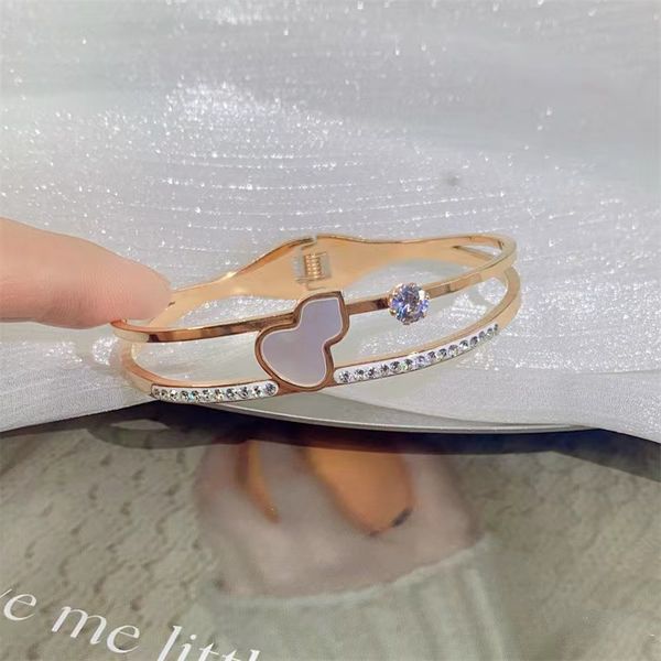 High quality designer titanium steel gourd bracelet zircon noble temperament design sense bracelet Valentine's Day gift wholesale
High quality designer titanium steel gourd bracelet zircon noble temperament design sense bracelet Valentine's Day gift wholesale
