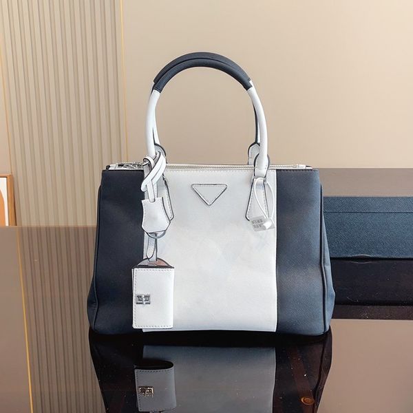 bags totes handbag designer bag women classic imitation brand color contrast stitching letters shoulder bag versatile commuter party dinner
bags totes handbag designer bag women classic imitation brand color contrast stitching letters shoulder bag versatile commuter party dinner