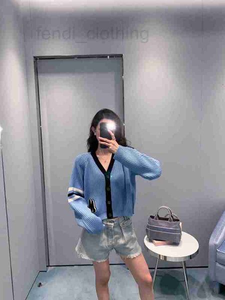 women's sweaters designer shenzhen nanyou high-end 2022 autumn and winter atmosphere letter decorative contrast v-neck cardigan sweat, White;black
women's sweaters designer shenzhen nanyou high-end 2022 autumn and winter atmosphere letter decorative contrast v-neck cardigan sweat, White;black