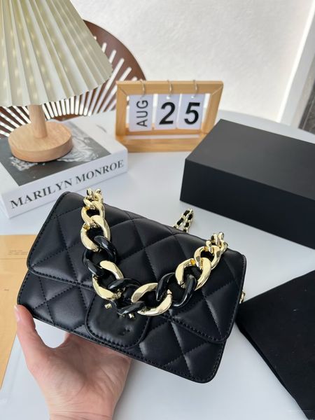 19.5cm womens bag with two-tone chain card holder bags classic mini flap quilted gold matelasse wide chain crossbody shoulder luxury designe
19.5cm womens bag with two-tone chain card holder bags classic mini flap quilted gold matelasse wide chain crossbody shoulder luxury designe